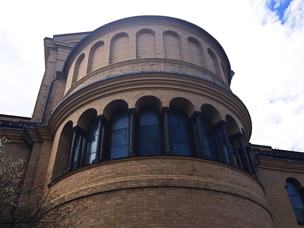 A building with the sky behind it. There are clouds, too.