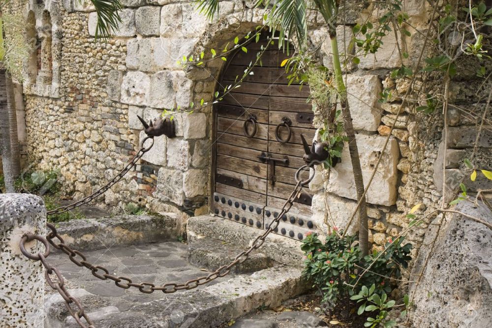 Castle gate and wall. Imposing, no?
